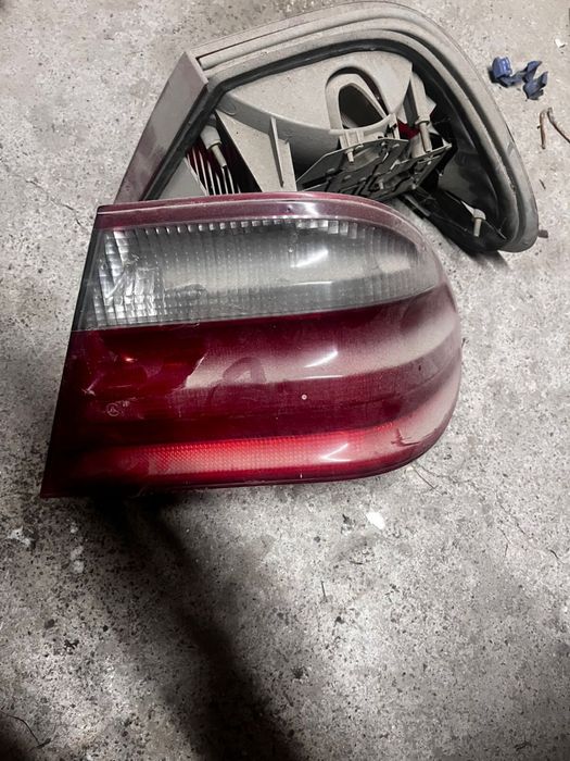 Задние фонари 210, стопы 210