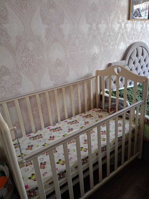 Детская кроватка с маятником.