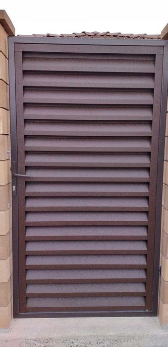 Garduri si porti de diferite modele si dimensiuni (sipca metalica, panou stil jaluzele, tabla cutata, plasa bordurata, BCA sau beton si alte modele)