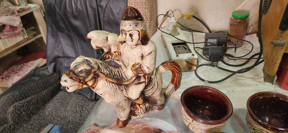 Статуэтки и посуда антикварная (коллекционная)