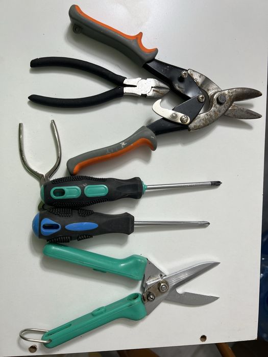 Инструменты строительные .Куплены за границей .Цена за вес товар.