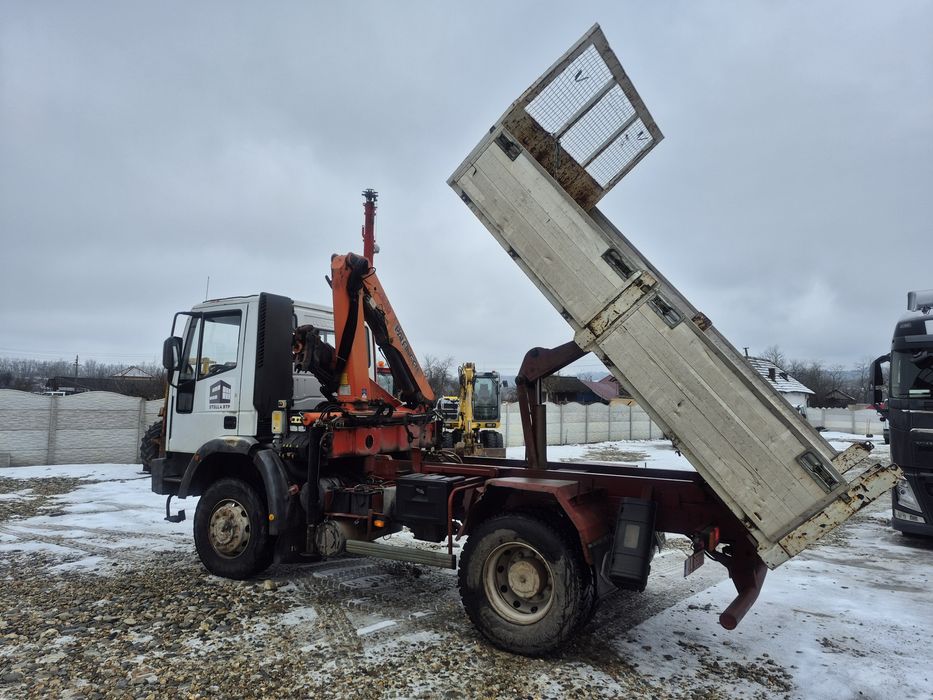 Camion Iveco Eurocargo 4x4 basculabil cu macara