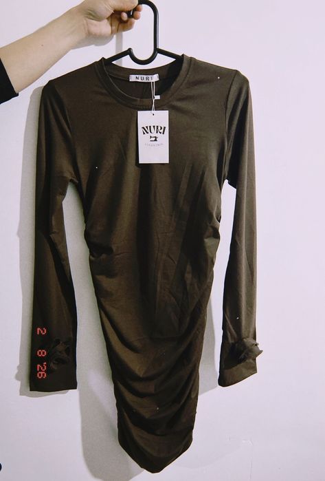 Коричнивое платье в обтяг