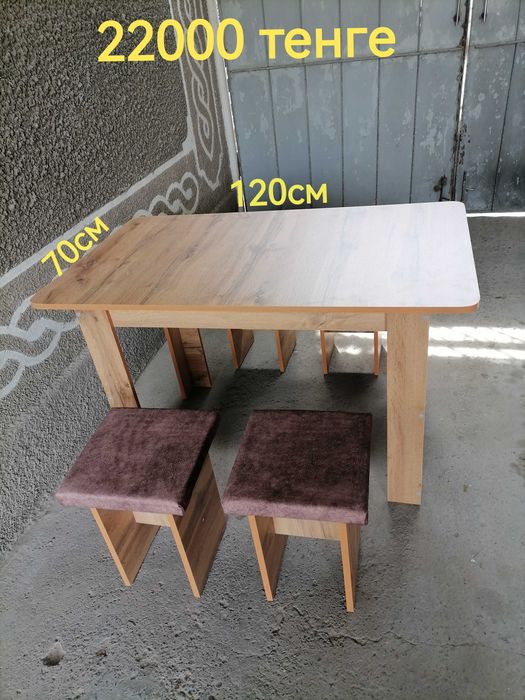 Новый стол и 4 табуретки