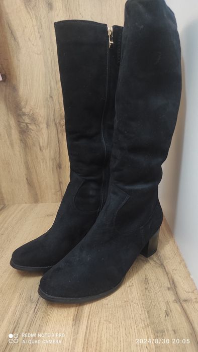 Продам новые замшевые сапоги
