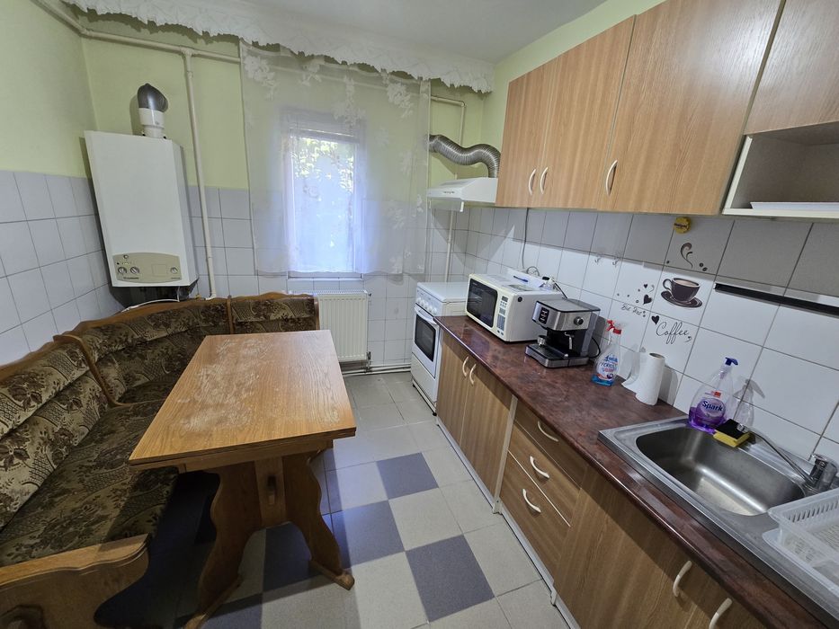 Inchiriez apartament 3 camere semidecomandat