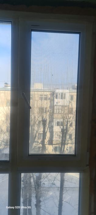 Окно витражное. Батарея чугунная