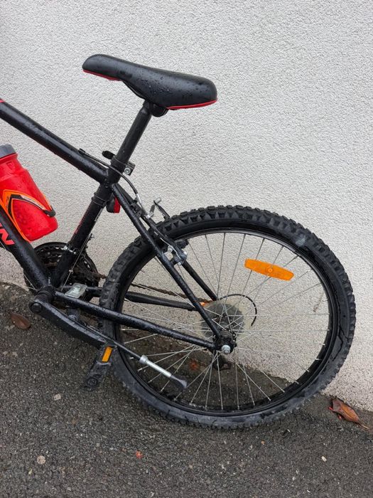 Bicicleta B'Twin Rockrider 500 (24 inch) pentru copii / juniori.