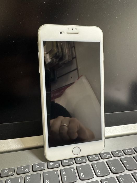 Продам Apple 7 Plus