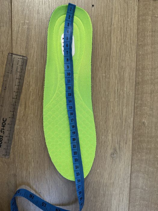 Продам новые кроссовки 38-39