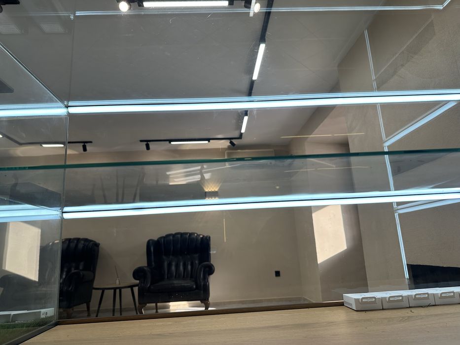 витрина со выдвижнем полками