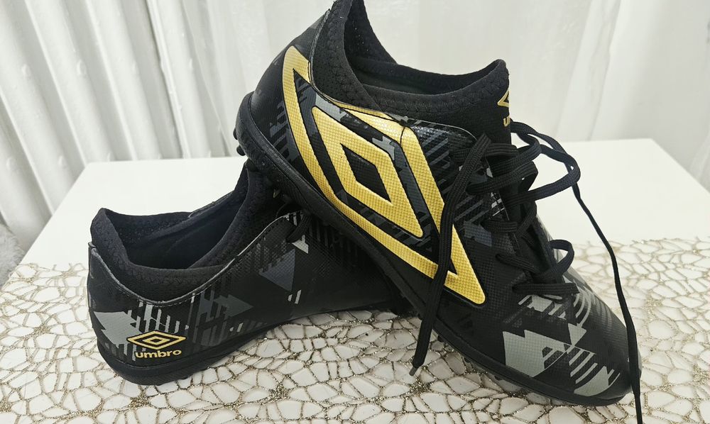 Ghete fotbal sintetic Umbro Formation 40 adidasi original  folosit