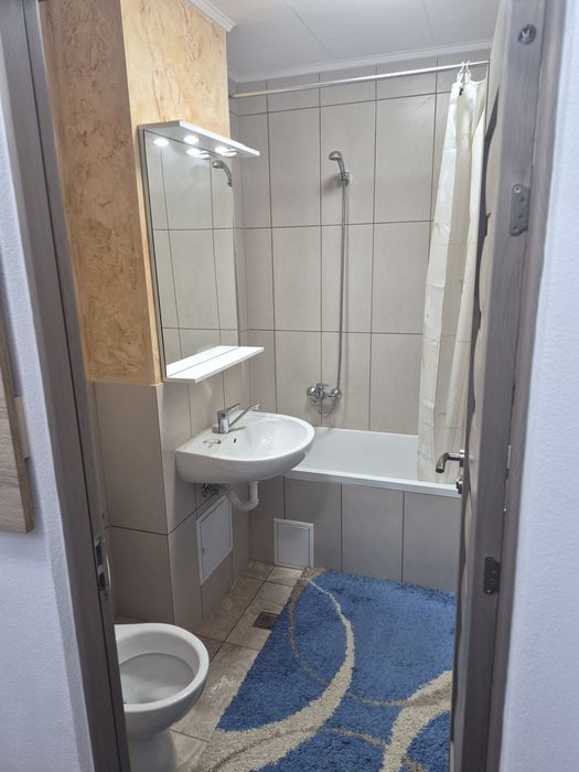 Vând garsoniera în bloc G120 etaj 1 recent renovata si mobilata