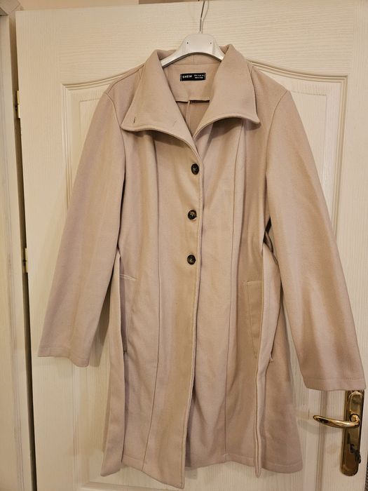 Дамско бежово палто