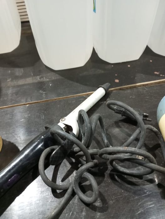 Фен рабочий, плойка продам.