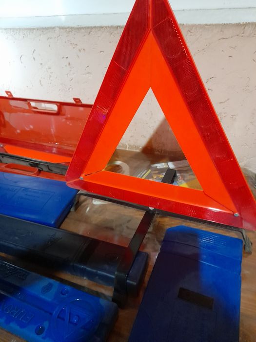 Аварийный знак и огнетушитель