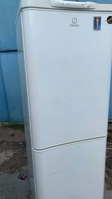 Холодильник indesit