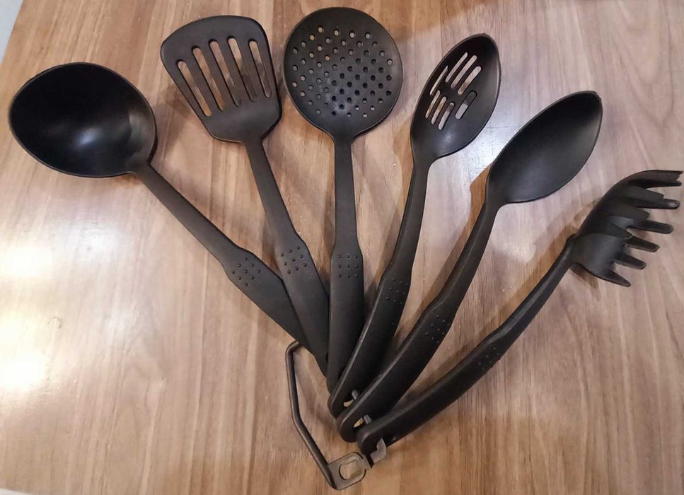 Зелена кръгла масичка Прибори Етажерка за колекционер Оливерник