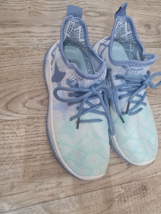 Продам дет обувь.кроссовки.35 размер