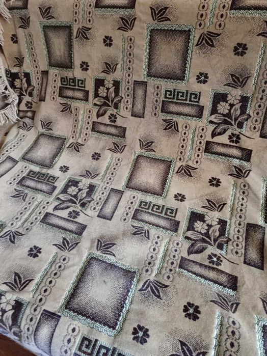 Продам  дивандеки с белой бахрамой