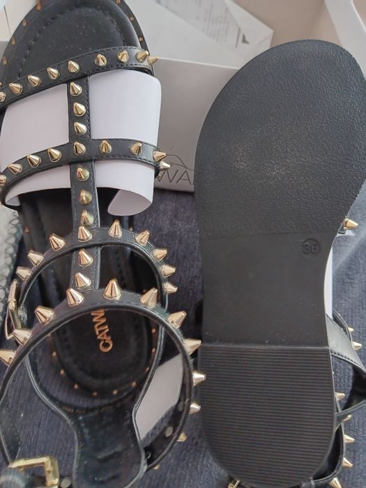 Дамски сандали с капси