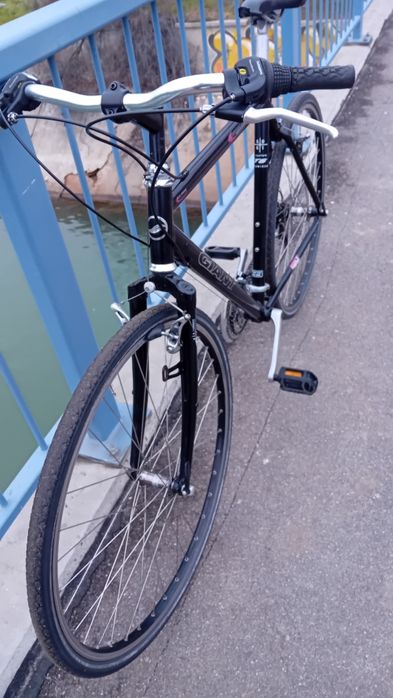 Bicicleta Giant cu roti pe 28