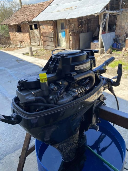 Продва се четири тактово двигател Сузуки 15 коня къс ботуш ел стратер и ръчен стеатер 1380евро тел. 0886560052