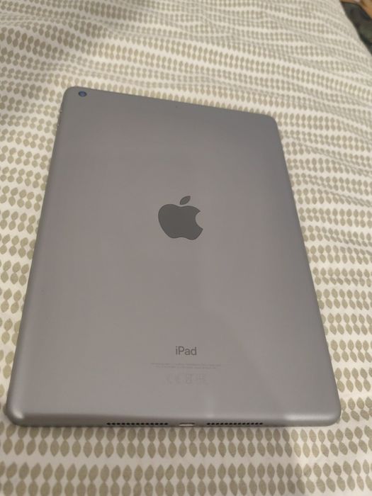 Vând iPad generația 6