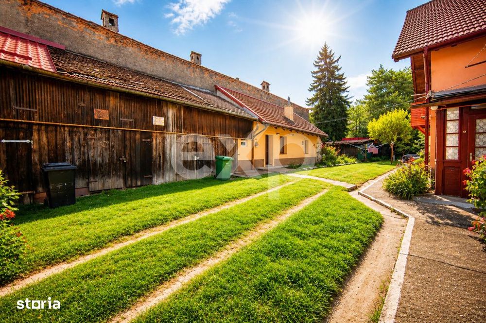 Corp de casa renovat, curte comuna – Str. Lunga, Brasovul Vechi
