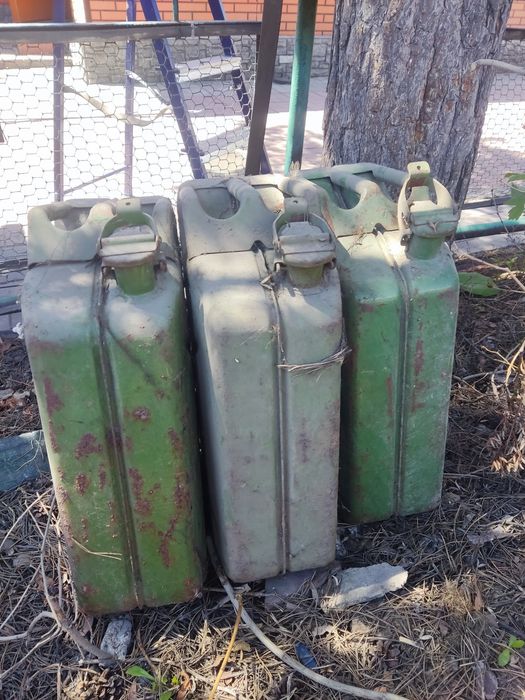 Продам канистры 20 л