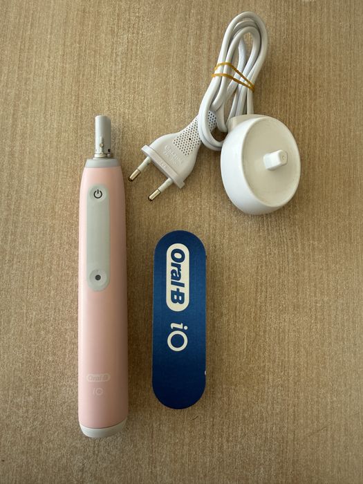 Продавам електрическа четка за зъби Oral-B iO 3