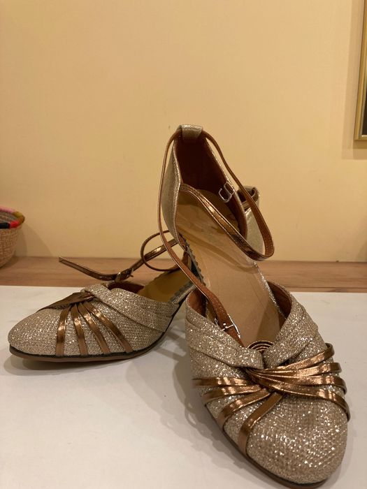 Златисти бувки на ток (подходящи и за танци)