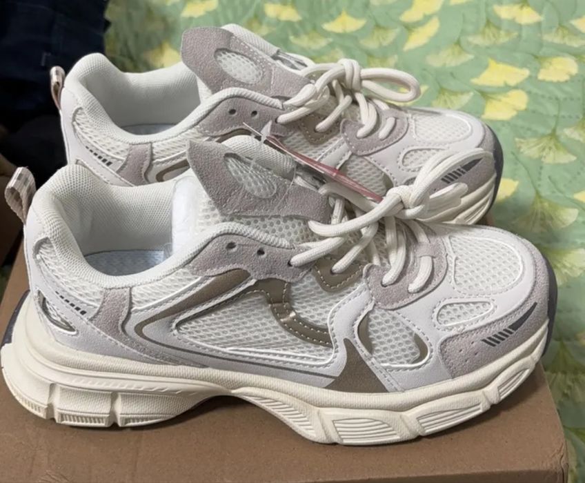 Женские кроссовки