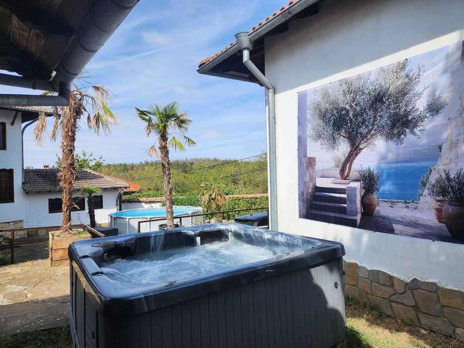 Дава се под наем Къща в с. Арбанаси, Област Велико Търново - 625 кв.м за 1495.83 € - Снимка #2