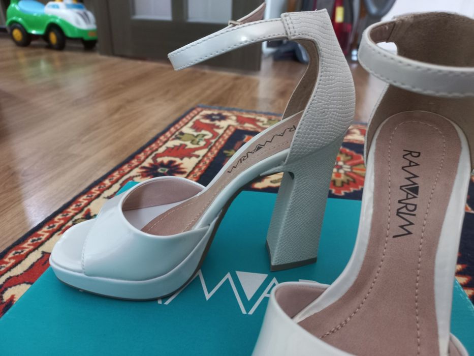 Новые босоножки 35 размер