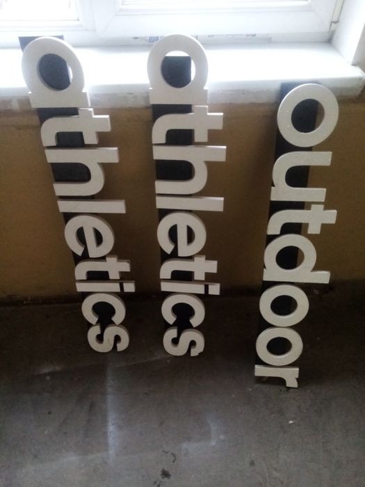 Табела за магазин за дрехи