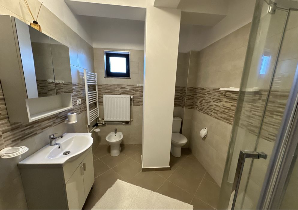 Inchiriez APARTAMENT-TECUCI km 0. Curat, bloc nou, modern si utilat!