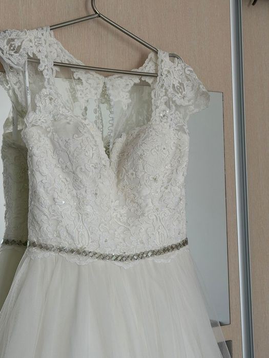 Rochie de mireasa La Novia, cu trena, colectie Milano, stil printesa, dantela, tul si satin