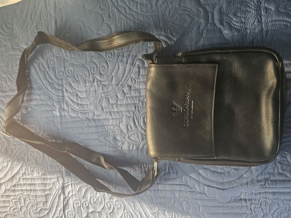 Мъжки чанти за рамо кожени и от плат.Чантата с надпис адидас е платнен