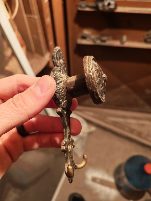 Месингови гравирани закачалки