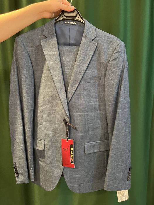 Продам костюмы новые