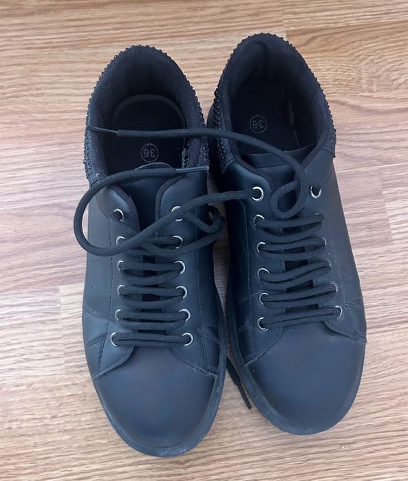 Дамски черни маратонки