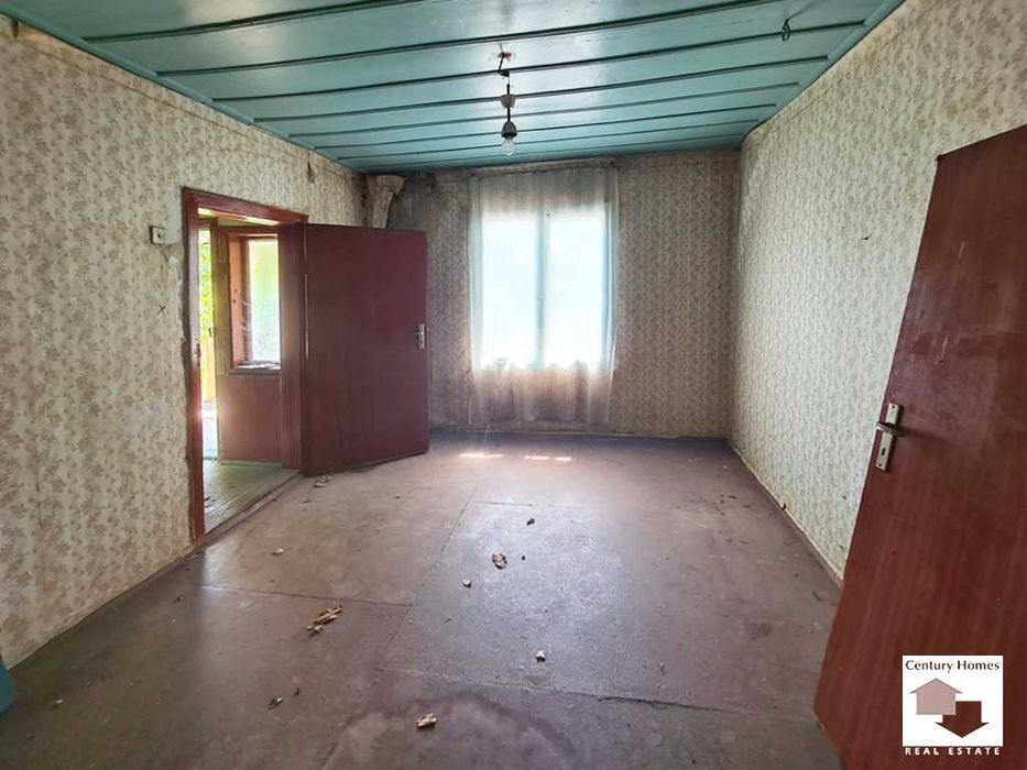 16279 Двуетажна къща с просторен двор, гараж и стопанска постройка в с. Никюп, само на 25 км. от Велико Търново