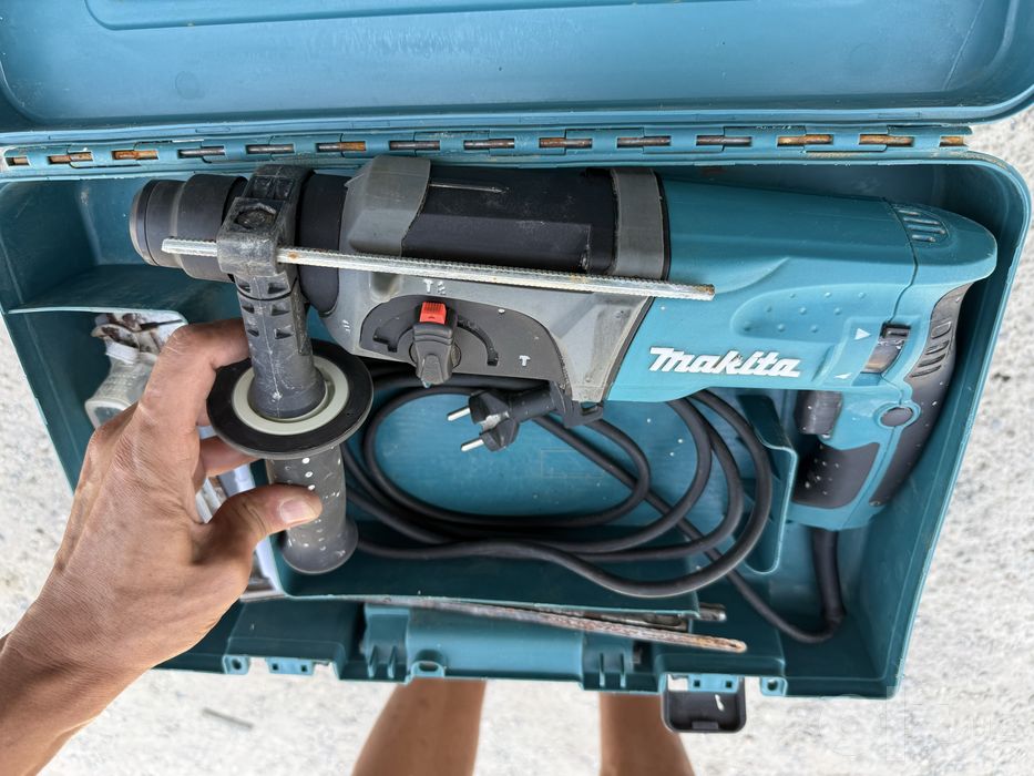 * Makita HR2470F оригинальный перфоратор б/у в хорошем состоянии