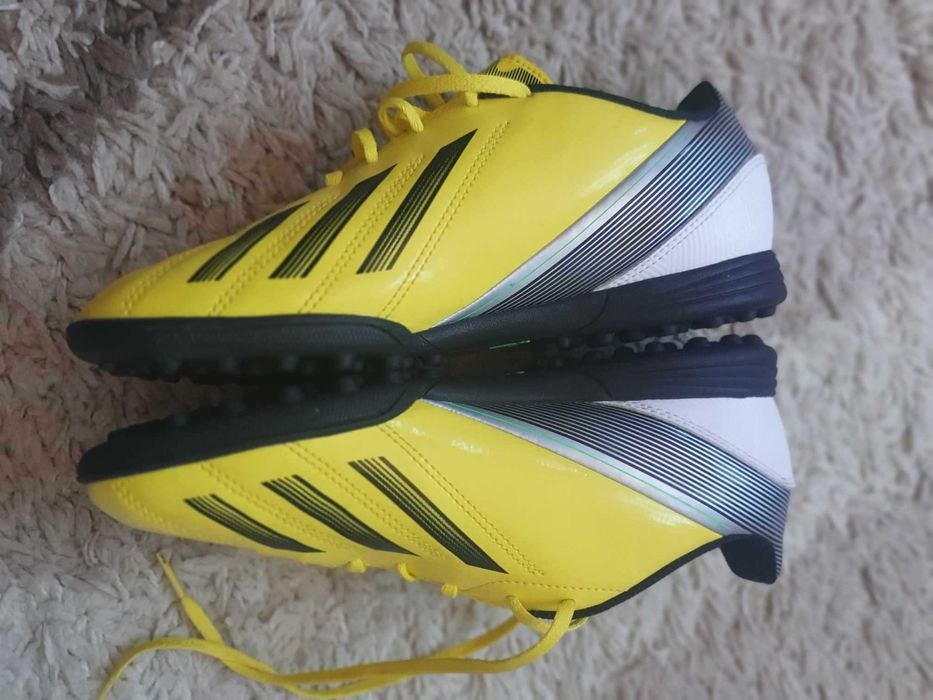 Adidas футболни обукви - стоножки 38,2/3, нови