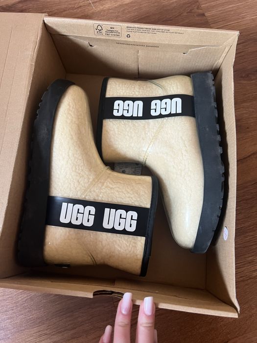 Ghete tip Ugg culoare crem