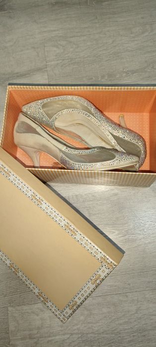 Свадебные туфли .