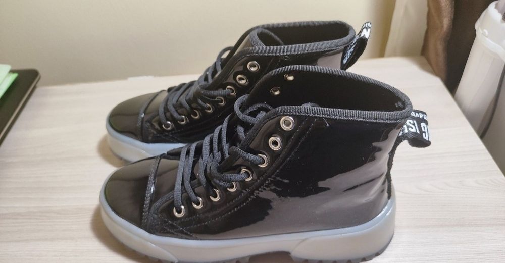 Продам демисезонные ботинки