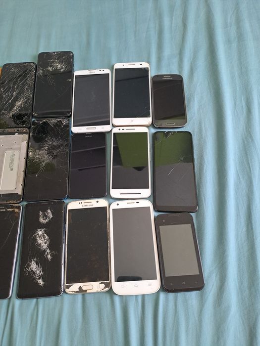 Vand lot 21 de telefoane defecte
