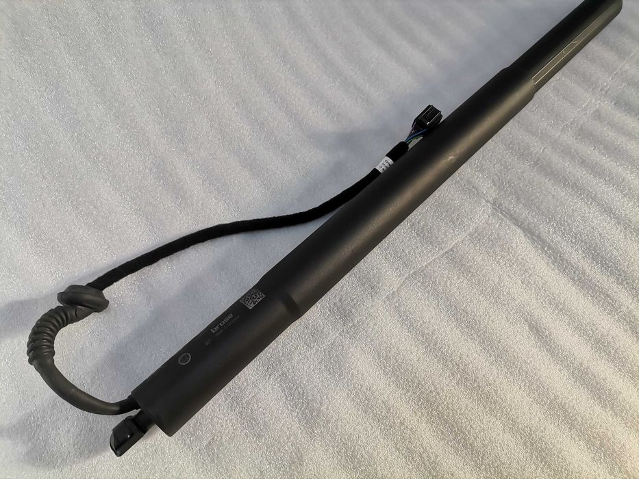 3P3827851A Нов Електрически Амортисьор Skoda SuperB IV